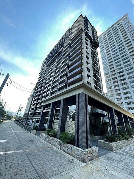 マンションエントランスからすぐにJR門司駅のエスカレーター有