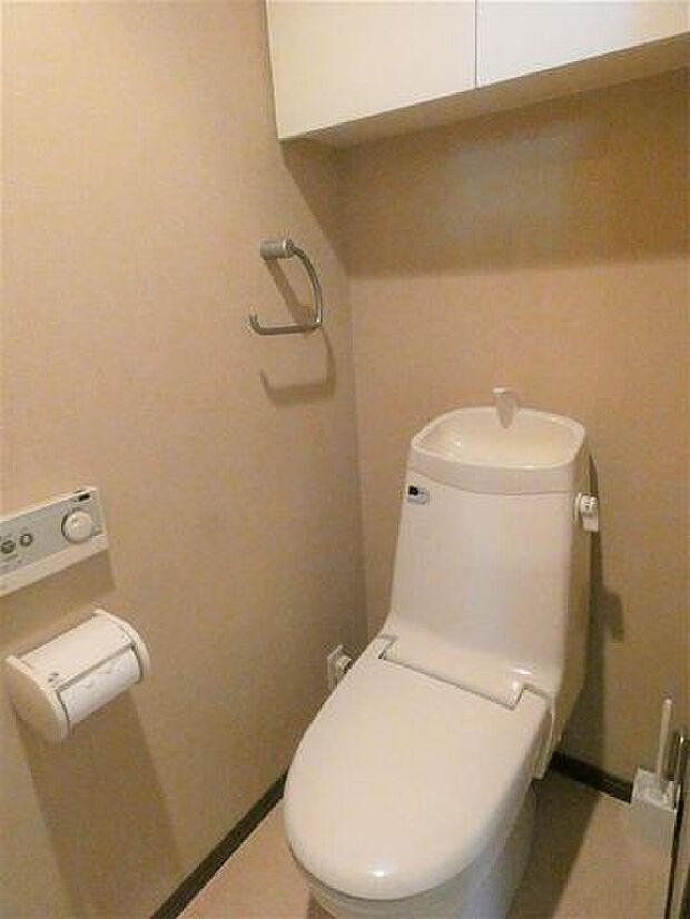 温水洗浄便座一体型トイレ　吊戸棚付でトイレットペーパー等収納
