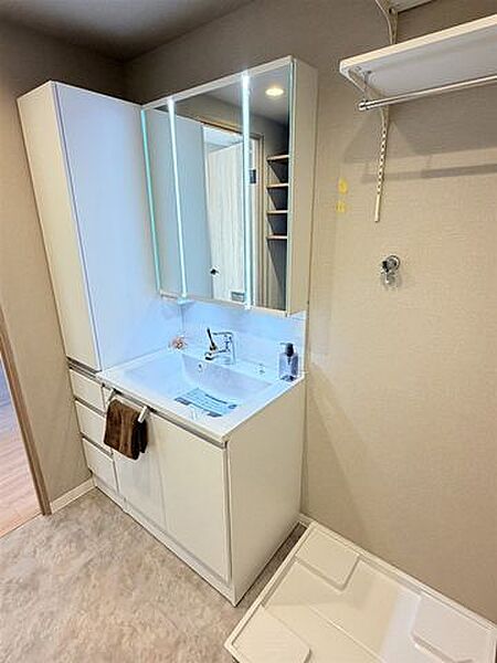 照明付き洗面台で朝の準備も便利です