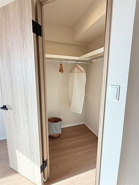 ウォークインクローゼット付きでお洋服も見やすく収納