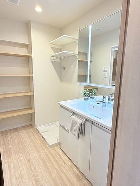洗面室には便利な収納棚設置です。