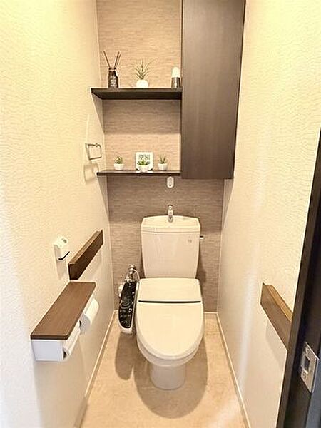 トイレはうれしい収納スペース付き。