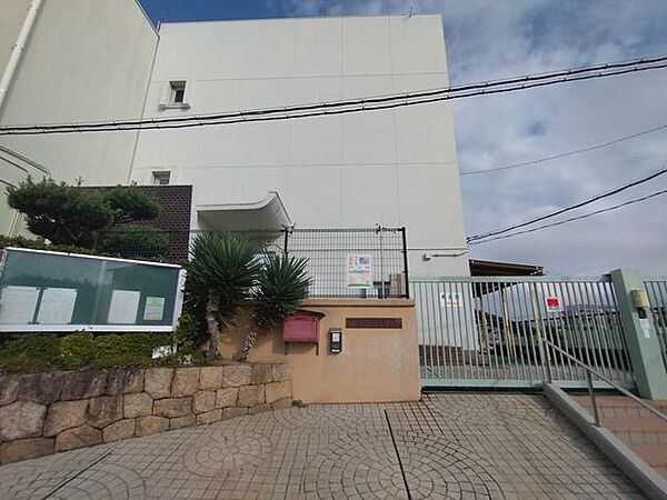 神戸市立霞ケ丘小学校 徒歩2分。 150m