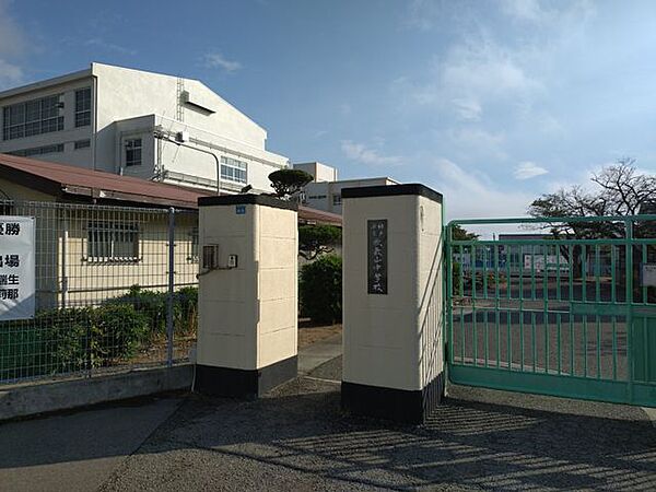 神戸市立歌敷山中学校 徒歩7分。 500m