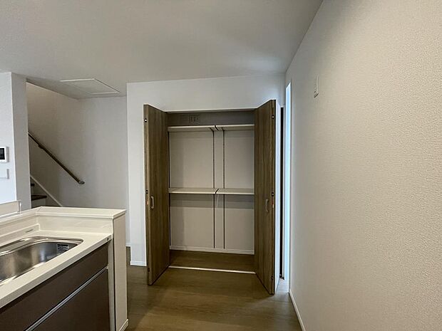 キッチン横の収納棚