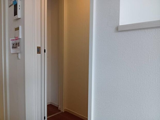 トイレ前ホールにも収納スペース