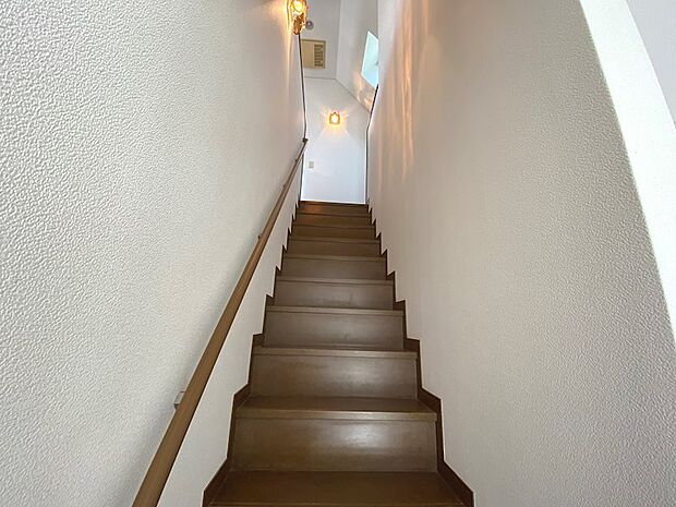 【階段】1階から2階は階段で移動。