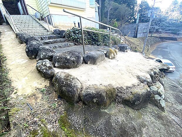 【敷地階段】道路から少し上がっておるため、周囲の目を気にせず安心して生活できます。