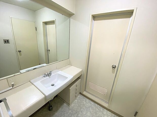 こちらは脱衣所です。洗面台の鏡が大きく設置されてます。