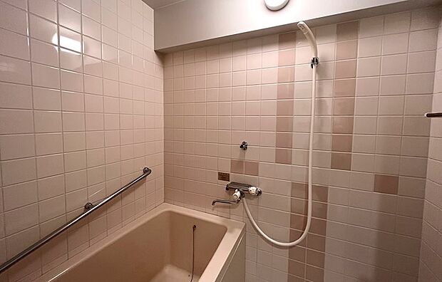 お部屋の浴室です。分譲時のままのはずですが、普段は大浴場を利用されるため状態良好です。