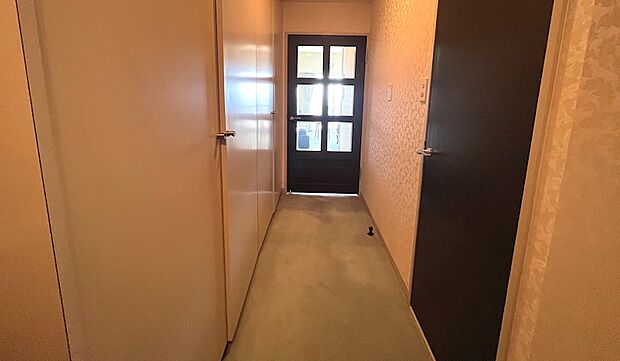 玄関から室内廊下を撮影・写真右手がトイレのドア。左手は便利な収納スペースです。
