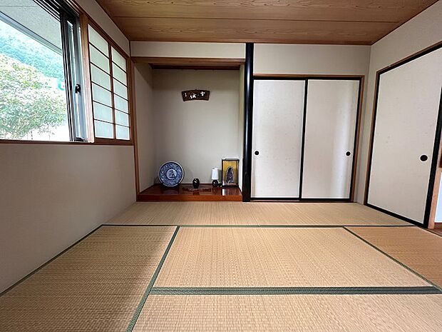 和室6畳には床の間と押し入れもございます。