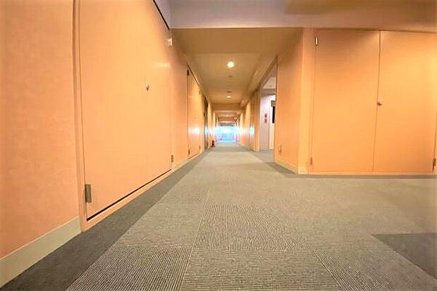 【廊下】ホテルを彷彿する内廊下。