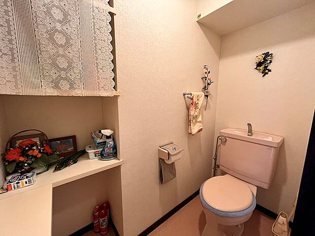 【トイレ】小物を置きやすい棚が設置されています。
