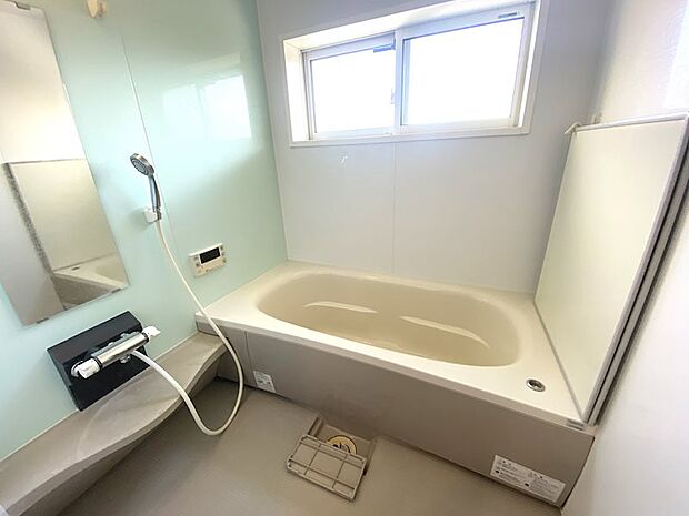 【浴室】爽やかな色合いと清潔感のある浴室。