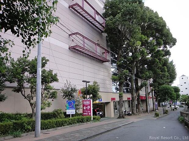 【商業施設】福道町を下り、徒歩7分で大型スーパーが見えます。