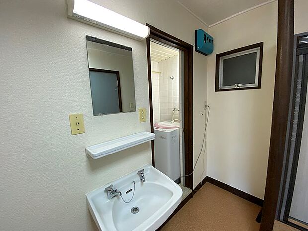 【洗面台】玄関横にあります。洗濯機は、浴室に設置。