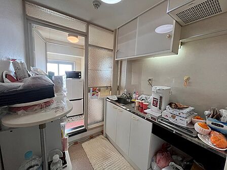こちらはキッチンスペース。お部屋を広く利用されるプランですのでキッチンは簡易にされています。