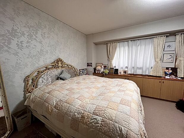 主寝室13.3帖。ベッド2台を置いても余裕の広さがあります。壁側のクローゼットで収納にも困りませ