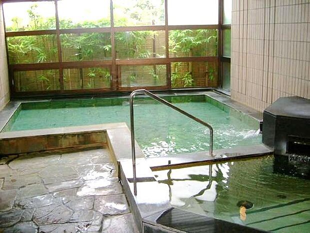 【大浴場】熱海のリゾートと言えば温泉。風情ある源泉かけ流しの温泉大浴場をお楽しみいただけます。