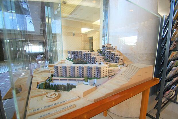 建物模型：「（仮称）熱海咲見町分譲マンション」プロジェクトとして朝日フレールの歴史が始まりました。