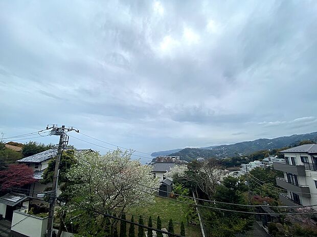 【眺望】高台から遠目に海・山の景色を望みます。高良く打ちあがった花火も鑑賞可能です。