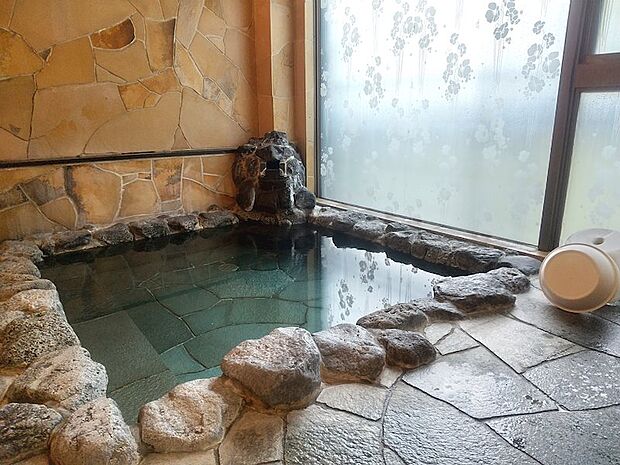 【温泉大浴場】ゆったりと楽しめる岩風呂の温泉大浴場。