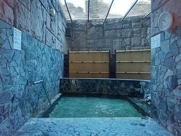 【露天風呂】内風呂と露天風呂と2つの温泉が楽しめます。