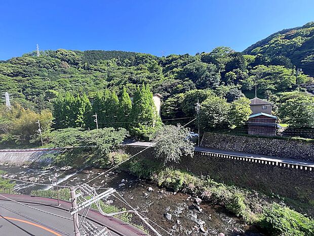 【眺望】山々の景色と下には静岡県との境の千歳川が流れます。