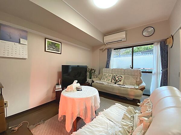 洋室はテレビを置いてリビングのような利用仕方も可能です。