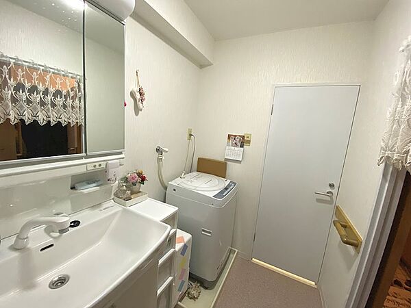 洗面所は白を基調としており、清潔感があります。