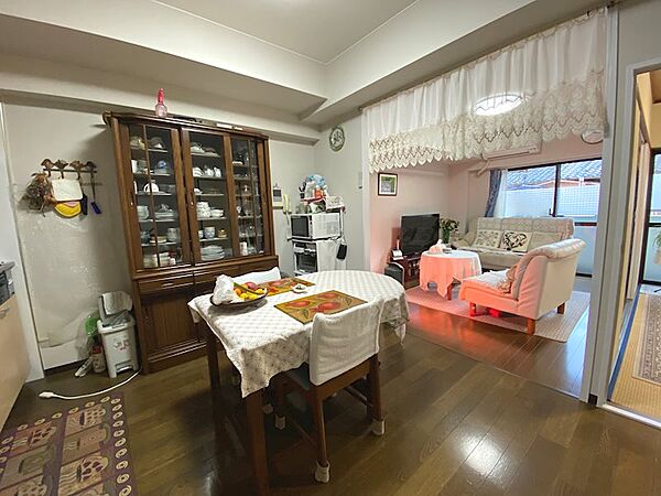 ダイニングは広々しています。