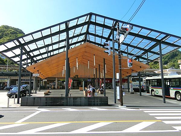 2017年10月に隈研吾氏設計の湯河原駅前広場整備工事が完了しました。活気ある湯河原へお越し下さい。