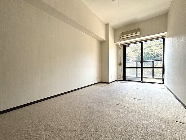 玄関入って正面には洋室がございます。シングルであればベッドも並べて置けそうです。