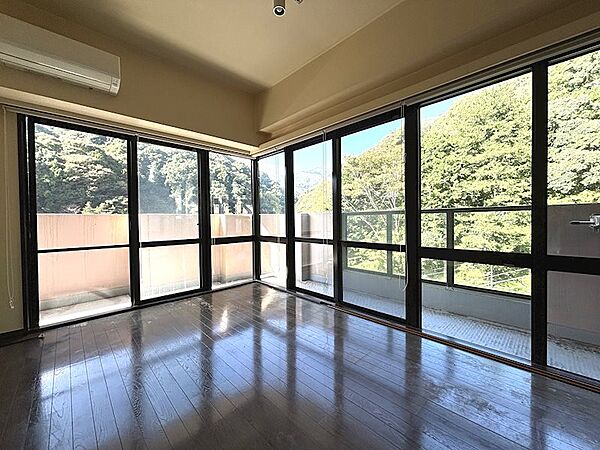 LDは角部屋ならではの二面採光のため窓の開口部が広く、他の部屋の窓を開ければ風通し良好です。