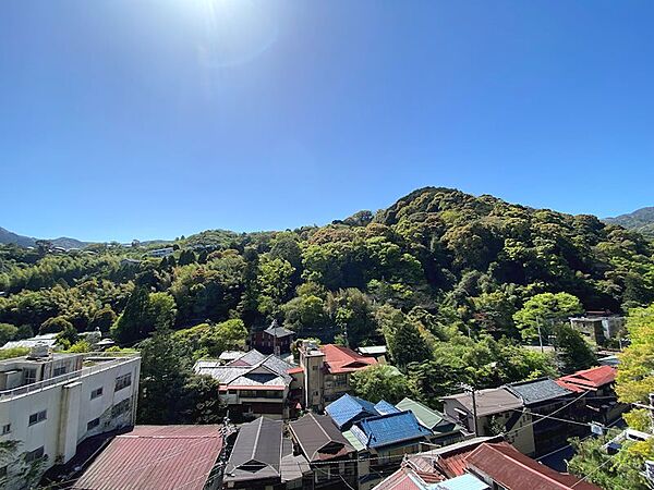 4月の14時頃に撮影した際には太陽は真西にございます。晴れていればお昼前後は暖かい陽気に包まれます。
