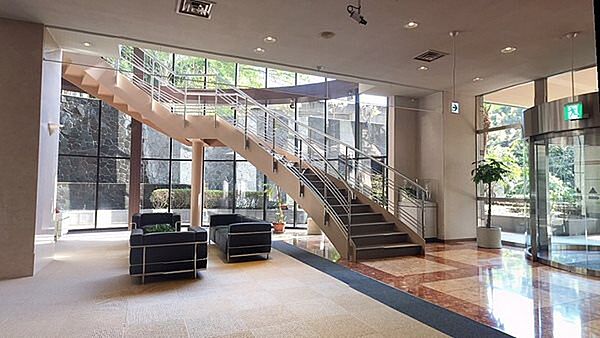 マンションロビーはまるでホテルのような出で立ち。来賓にも喜ばれる空間。