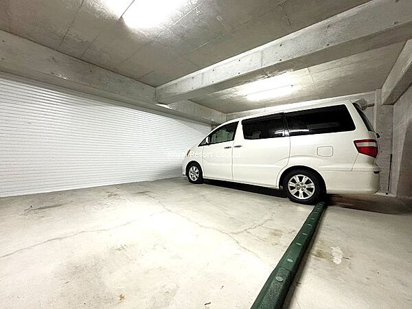 【2台駐車可能なガレージ】シャッター付車庫は、ワンボックスも入庫可能です。