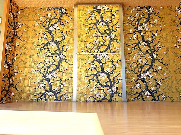 【舞台が登場】和室宴会場には、電動で稼働する趣ある舞台があります。