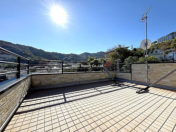【屋上テラス】24.22m2の屋上テラスから熱海を観る。