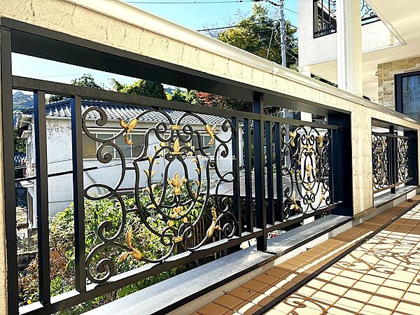 【重厚感のある造り】延べ床面積466.19m2（141.02坪）の大型住戸です。