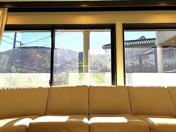 【大きな窓から日が差し込みます】南向き開口部につき日当たり良好で明るい室内です。