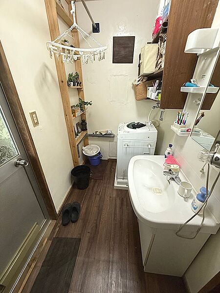 右手には洗面室と浴室がございます。床や壁クロスはオーナー様が貼替ております。
