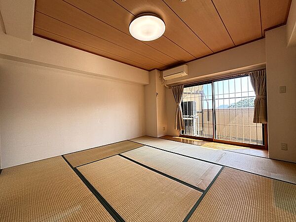 【和室】約8畳ある和室は十分な広さがあり客間としても寝室としてもご利用いただけます。