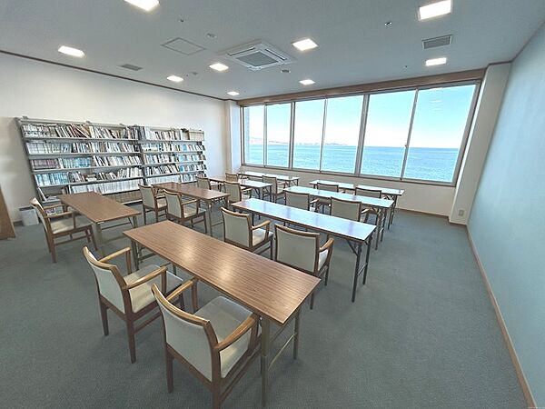 海を眺めながら、のんびりと読書もできます。