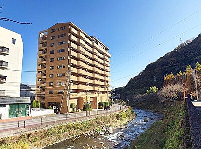 外観：湯河原の穏やかな自然に包まれた立地に佇む【ダイアパレス悠郷湯河原】リゾート利用・定住のいずれにも適したマンションです。