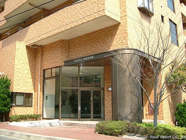 【エントランス】外観から一歩足を踏み入れると、リゾートマンションらしい静けさと品のある空気感が広がります。
