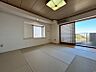 その他：【和室】約9.9畳と大きな和室。