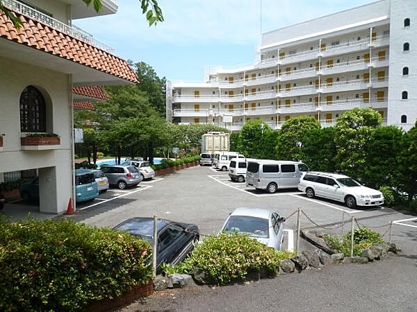 敷地内駐車場。リゾート（別荘）利用の方は無料でご利用になれるのが大変魅力的。　
