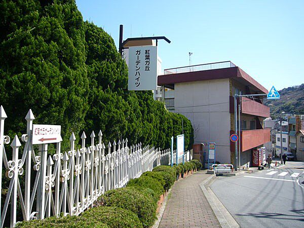 前面道路。目の前には熱海駅行きのバス停。利便性は抜群です。